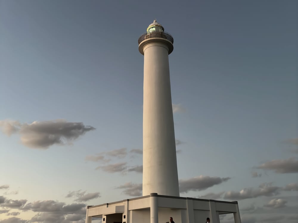 沖縄の灯台と空